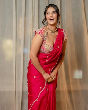 Kavya Thapar Instagram - 🌹

HMU : @sakbagasramua 
Wearing : @anupellakuruofficial
Jewellery : @petalsbyswathi
Styled by : @stylebyannapurna 
Shot by : @they_call_me_keshu