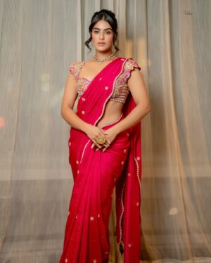 Kavya Thapar Instagram - 🌹

HMU : @sakbagasramua 
Wearing : @anupellakuruofficial
Jewellery : @petalsbyswathi
Styled by : @stylebyannapurna 
Shot by : @they_call_me_keshu