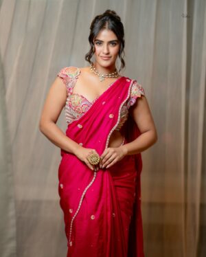 Kavya Thapar Instagram - 🌹

HMU : @sakbagasramua 
Wearing : @anupellakuruofficial
Jewellery : @petalsbyswathi
Styled by : @stylebyannapurna 
Shot by : @they_call_me_keshu