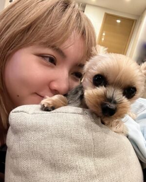 Kayo Noro Instagram - 2人🐶が愛おしすぎて。
全ては2人の為に頑張りました😆w
・
今年2024年は本当に沢山のお仕事をさせていただき、本当に沢山の素晴らしい経験をさせていただきました。
お仕事をくださった皆様ありがとうございました。
私のお仕事は皆さんに色々な意味で楽しんでいただく仕事だと思っています。
皆さんが楽しんでくださっていたらとても嬉しいです。
・
自分の成功も失敗も何事も最後には楽しめるように🙇🏻‍♀️
を目標に生きております。そしてお仕事頑張ります。
・
今年は特に、沢山応援していただきありがとうございました。
・
良いお年をお迎えくださいませm(_ _)m
・
・
またすぐ新年の挨拶しますねw😝
・
・
・
最後の写真ですが、、、わたくしが隣に並んだチップに似てるなと（勝手に思ってましてすみませんが）思いましたので載せてみましたw
特に意味はありませんが。
2人🐶の写真はいつも沢山ありますが、厳選してみました♡
最後は2枚連続のクリスマスの写真ですが、2人の寄り添い方が可愛かったので2パターン❤️
両親にも沢山お世話になりましてね🐶
ありがたいです本当に❤️ありがとうと。
・
・
#ヨークシャーテリア 
#ヨーキー
#ヨークシャテリア 
#パグペキ
#パグペキニーズ
#パグペキニーズmix