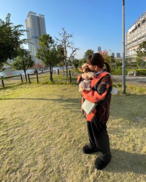 Kayo Noro Instagram - 2人🐶が愛おしすぎて。
全ては2人の為に頑張りました😆w
・
今年2024年は本当に沢山のお仕事をさせていただき、本当に沢山の素晴らしい経験をさせていただきました。
お仕事をくださった皆様ありがとうございました。
私のお仕事は皆さんに色々な意味で楽しんでいただく仕事だと思っています。
皆さんが楽しんでくださっていたらとても嬉しいです。
・
自分の成功も失敗も何事も最後には楽しめるように🙇🏻‍♀️
を目標に生きております。そしてお仕事頑張ります。
・
今年は特に、沢山応援していただきありがとうございました。
・
良いお年をお迎えくださいませm(_ _)m
・
・
またすぐ新年の挨拶しますねw😝
・
・
・
最後の写真ですが、、、わたくしが隣に並んだチップに似てるなと（勝手に思ってましてすみませんが）思いましたので載せてみましたw
特に意味はありませんが。
2人🐶の写真はいつも沢山ありますが、厳選してみました♡
最後は2枚連続のクリスマスの写真ですが、2人の寄り添い方が可愛かったので2パターン❤️
両親にも沢山お世話になりましてね🐶
ありがたいです本当に❤️ありがとうと。
・
・
#ヨークシャーテリア 
#ヨーキー
#ヨークシャテリア 
#パグペキ
#パグペキニーズ
#パグペキニーズmix