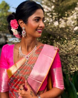 Keerthi Pandian Instagram - More reason to adorn my favourite attire 🌸

#saree #brother #wedding 

Hair and draping by @mua_vijisharath