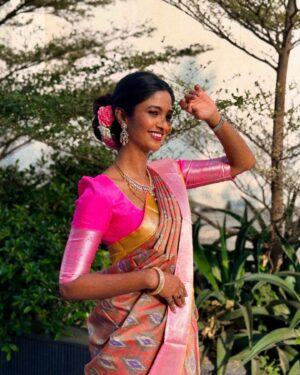 Keerthi Pandian Instagram - More reason to adorn my favourite attire 🌸

#saree #brother #wedding 

Hair and draping by @mua_vijisharath