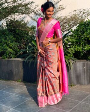 Keerthi Pandian Instagram - More reason to adorn my favourite attire 🌸

#saree #brother #wedding 

Hair and draping by @mua_vijisharath