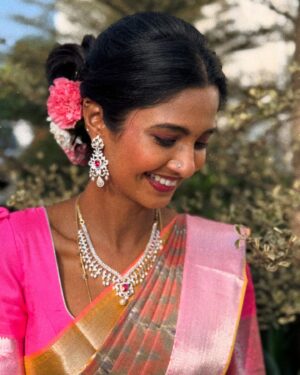 Keerthi Pandian Instagram - More reason to adorn my favourite attire 🌸

#saree #brother #wedding 

Hair and draping by @mua_vijisharath