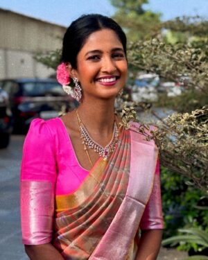 Keerthi Pandian Instagram - More reason to adorn my favourite attire 🌸

#saree #brother #wedding 

Hair and draping by @mua_vijisharath