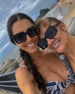 Kelly Baron Instagram - Eu passei grande parte da minha infância e da minha adolescência aqui, nesta praia que fica no litoral do Paraná, onde construí muitas memórias em família. Este ano foi muito especial juntinho com o Miguel, que conheceu a praia pela primeira vez ❤️