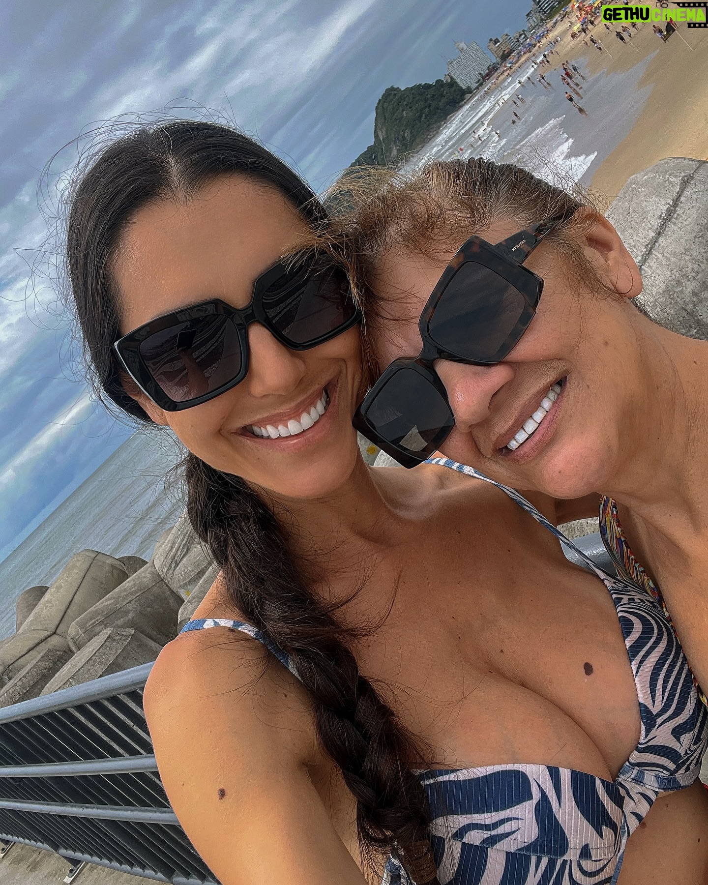 Kelly Baron - 4.1K Likes - Eu passei grande parte da minha infância e da minha adolescência aqui, nesta praia que fica no litoral do Paraná, onde construí muitas memórias em família. Este ano foi muito especial juntinho com o Miguel, que conheceu a praia pela primeira vez ❤️