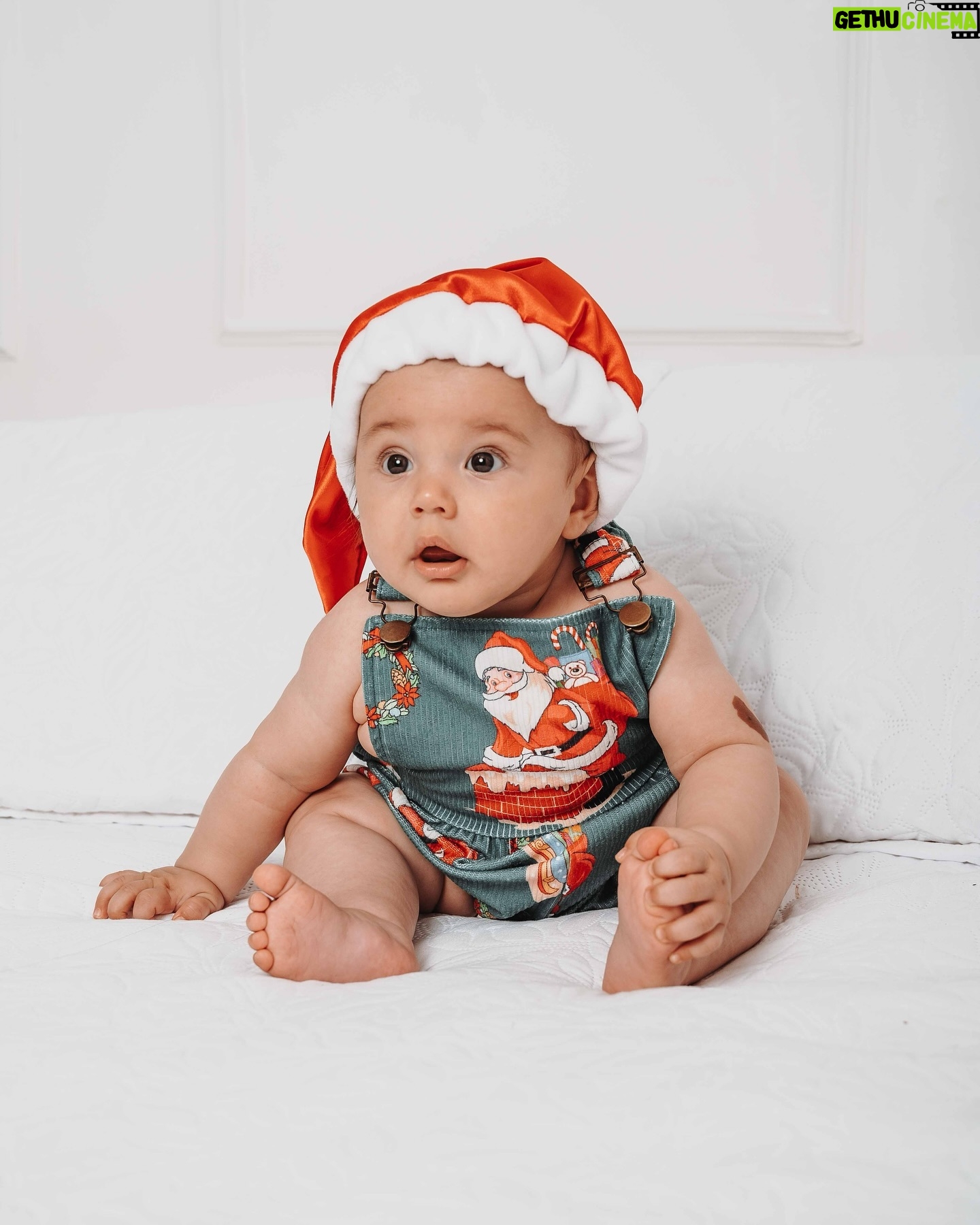 Kelly Baron - 27.1K Likes - O melhor presente de Natal é ver o seu sorriso, meu filho abençoado ♥️
Desejamos um feliz natal da nossa família para a tua e que neste Natal você seja rodeado pelo amor de sua família e amigos🎄