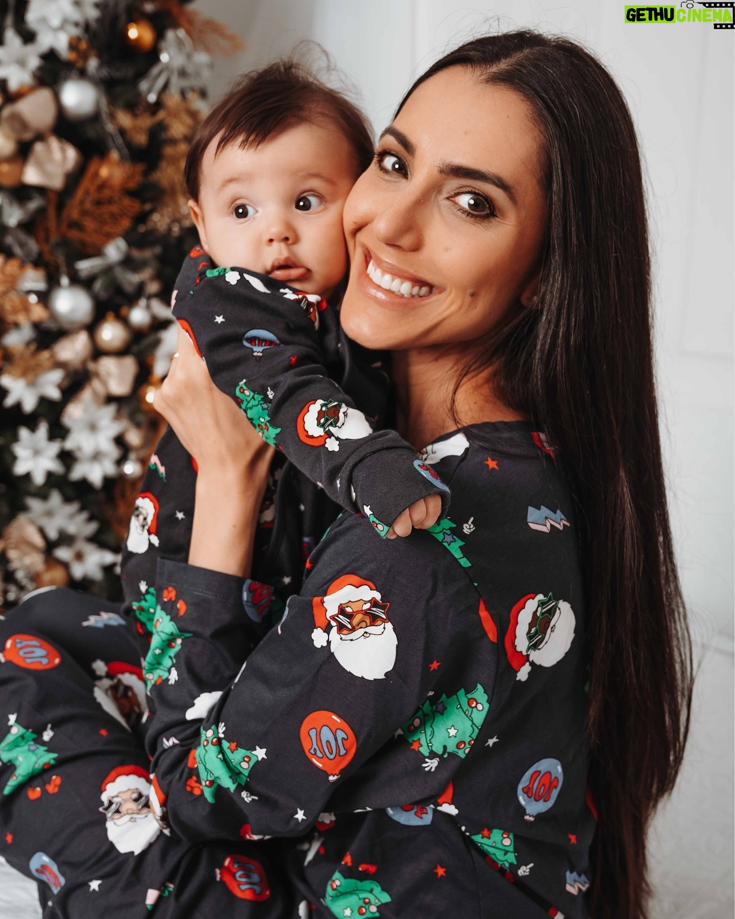 Kelly Baron - 27.1K Likes - O melhor presente de Natal é ver o seu sorriso, meu filho abençoado ♥️
Desejamos um feliz natal da nossa família para a tua e que neste Natal você seja rodeado pelo amor de sua família e amigos🎄