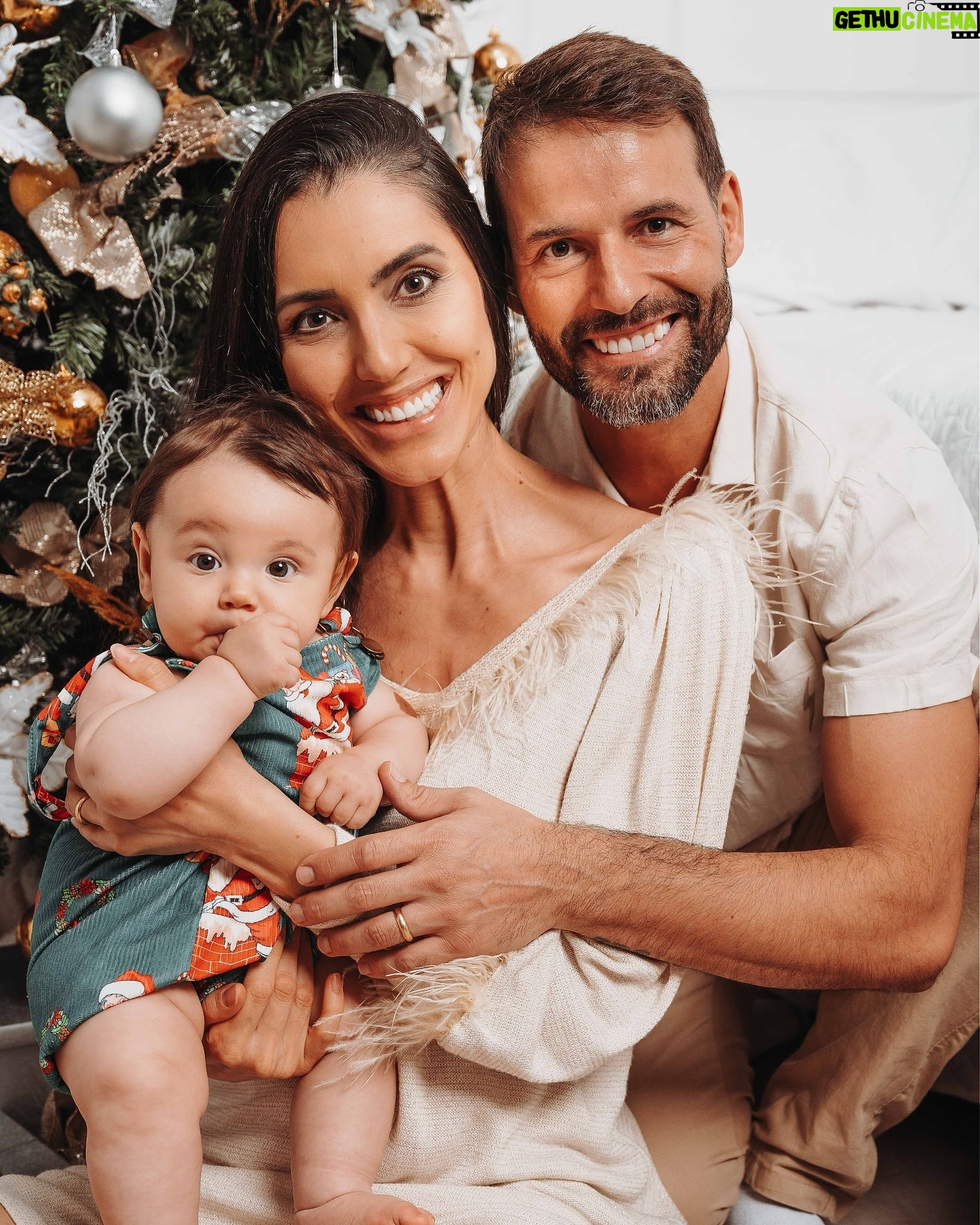 Kelly Baron - 27.1K Likes - O melhor presente de Natal é ver o seu sorriso, meu filho abençoado ♥️
Desejamos um feliz natal da nossa família para a tua e que neste Natal você seja rodeado pelo amor de sua família e amigos🎄
