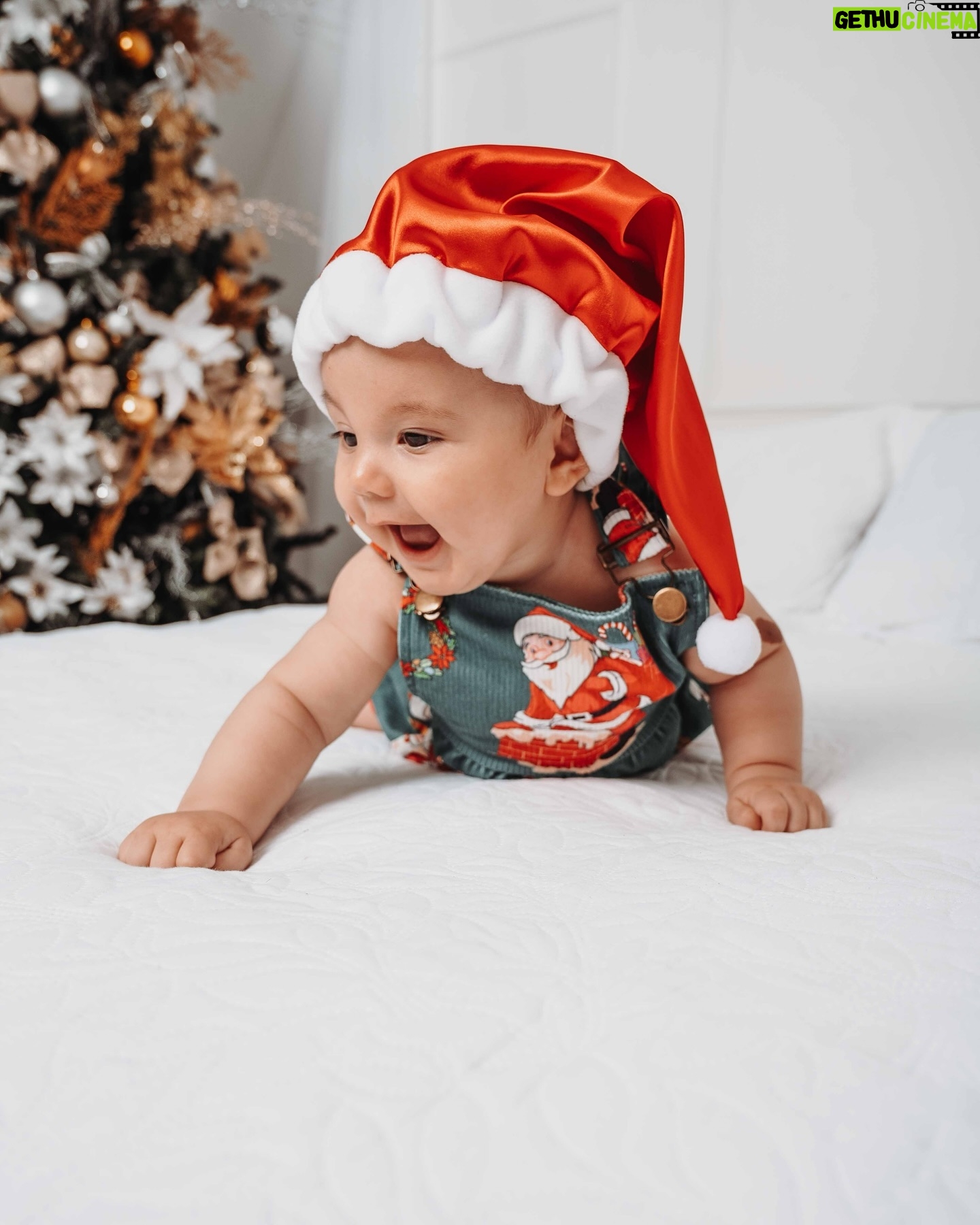 Kelly Baron - 27.1K Likes - O melhor presente de Natal é ver o seu sorriso, meu filho abençoado ♥️
Desejamos um feliz natal da nossa família para a tua e que neste Natal você seja rodeado pelo amor de sua família e amigos🎄