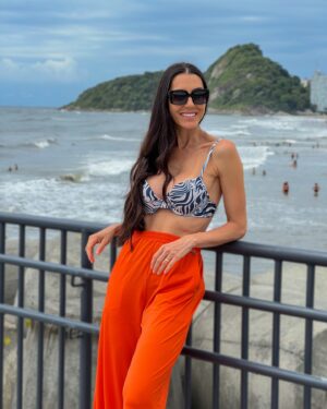 Kelly Baron Instagram - Eu passei grande parte da minha infância e da minha adolescência aqui, nesta praia que fica no litoral do Paraná, onde construí muitas memórias em família. Este ano foi muito especial juntinho com o Miguel, que conheceu a praia pela primeira vez ❤️