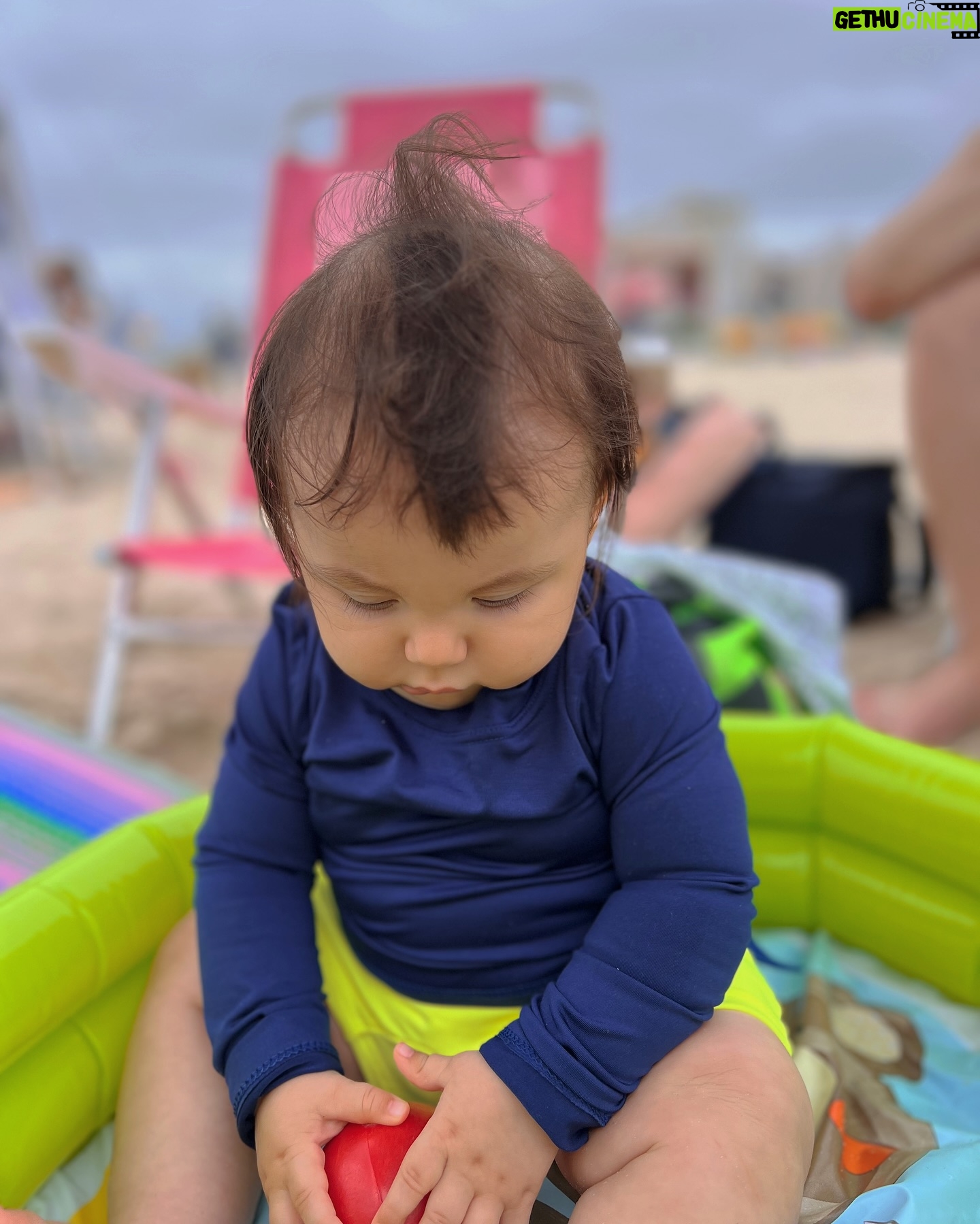 Kelly Baron - 4.1K Likes - Eu passei grande parte da minha infância e da minha adolescência aqui, nesta praia que fica no litoral do Paraná, onde construí muitas memórias em família. Este ano foi muito especial juntinho com o Miguel, que conheceu a praia pela primeira vez ❤️