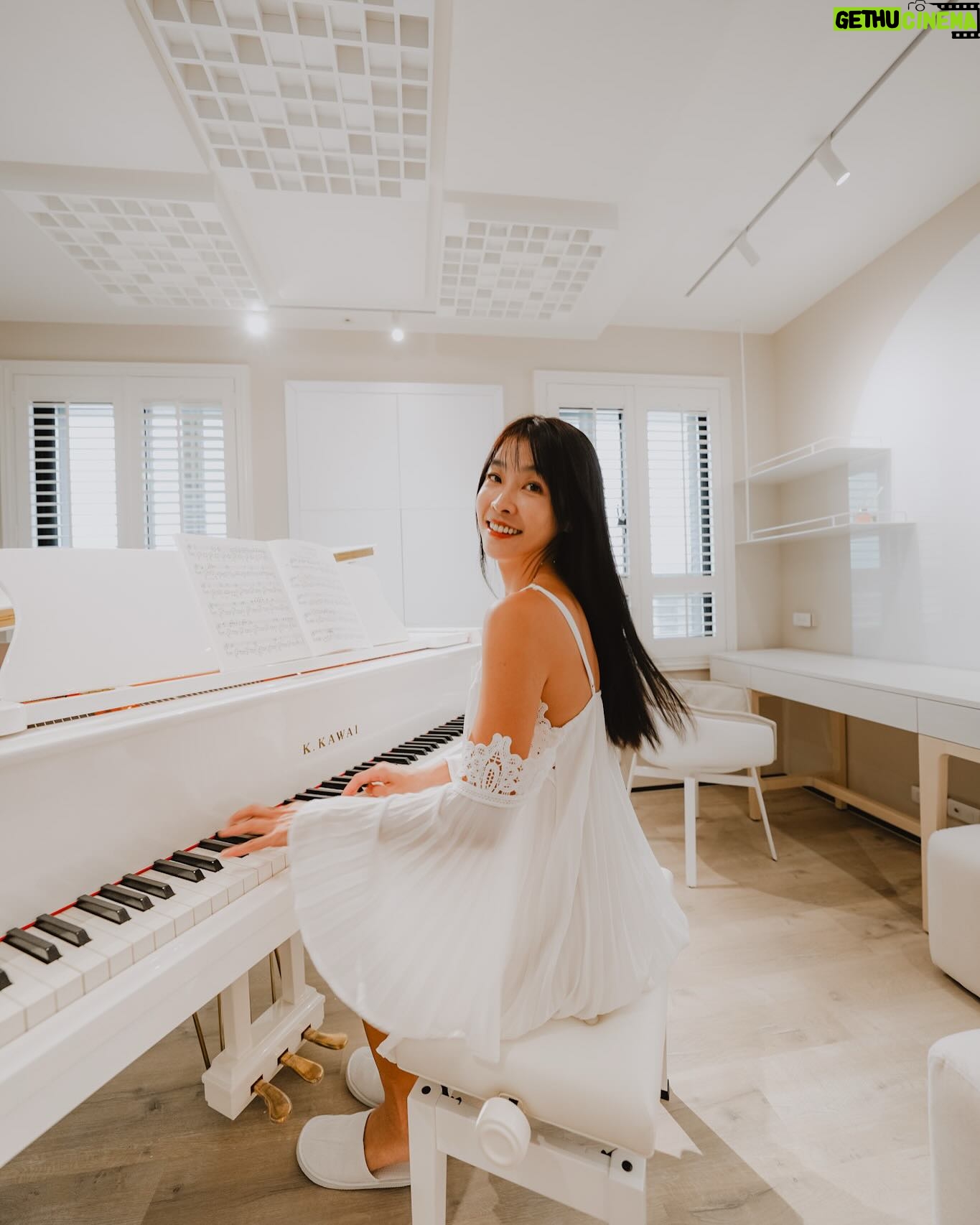 Kelly Huang - 8.9K Likes - 好開心💝耶!~~我買房子了💝🏠
花不一定要提早盛開,稍晚的花期,也能綻放光芒,收穫甜美的果實。
有時候,我覺得自己像晚熟的果實,到了40 才鼓起勇氣追逐那個藏在心裡多年的夢——讀大學、學音樂、為自己築一個溫暖的家。
這段旅程的起點,從恆春到屏東,從租房到買房,從一台鋼琴到一間琴房,開始一場遲來卻充滿熱情的冒險!
從恆春到屏東上課,每天通勤往返要近4小時,實在不方便,再加上音樂系的課程需要大量練習,我心想:「如果能有一個屬於自己的空間,是不是可以更好地讀書、更好地生活?」
為了上大學買房?!會不會太衝動!
我卻覺得,這不是衝動,是追求學業而下決心的實際行動,我都44歲了,為什麼不能為自己勇敢一次?
第一天看房子時,一走進去,我的心瞬間就被融化了——陽光從大大的窗戶灑進來,安靜而明亮。腦海裡立刻浮現出它的模樣:這是我的琴房!
在交屋完成的同時,我開始籌劃這個夢想中的小天地。為了打造好的隔音琴房,我特別找來專業隔音工程人員來測量環境分貝,希望良好的隔音,可以讓我無後顧之憂的練習。
「這不只是一間琴房,它更是我夢想的延伸。」
新家的客廳有一坐大大的落地窗,外面有個小陽台,旁邊沒有其他的高樓,視野非常好!我跟設計師討論之後,特意捨棄舒適的沙發,改成收納書櫃和大桌子,把大桌子放在窗邊,這樣每次讀書、寫功課、吃飯時,都可以看到窗外灑進來的陽光和天空。
回到大學的感覺奇妙又幸福,好像回到年輕時候重新再活一次的感覺,回想起高中時期自己不是那麼專心在課業上,覺得有些遺憾,現在上大學了,想要全力以赴的完成學業,那種單純的努力是很過癮的!
為了上大學買房,甚至打造一間琴房,乍看之下有點「瘋狂」,但對我來說,這是一次送給自己的禮物。因為這次決定,我不僅擁有了一個新家,還在屏東找到了新的自己。在這個年紀重新開始,反而讓我更懂得珍惜每一個瞬間。
「因為音樂,是陪伴我人生下半場的好朋友,而這個家,是我送給自己最好的禮物。」
新家的開箱影片連結🔗放在限動哦!
感謝大家支持收看💖
#小嫻上大學 #屏東買房 #屏東大學 #大學生 #買房 #小嫻