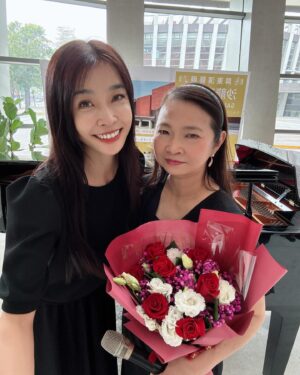 Kelly Huang Instagram - 這學期的最後一天🔚
🔜屏東演藝廳沙龍音樂會🎵
謝謝主任 謝謝我的主修老師
謝謝學長學姐 還有我的同學們

放寒假了🔛 🎵
耶！不用設鬧鐘⏰
先好好睡睡睡🛌