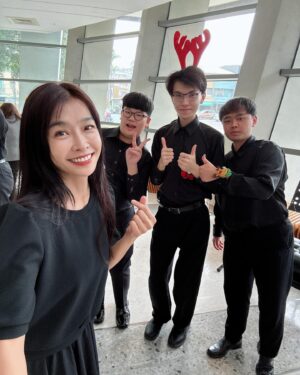 Kelly Huang Instagram - 這學期的最後一天🔚
🔜屏東演藝廳沙龍音樂會🎵
謝謝主任 謝謝我的主修老師
謝謝學長學姐 還有我的同學們

放寒假了🔛 🎵
耶！不用設鬧鐘⏰
先好好睡睡睡🛌