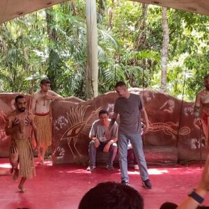 Kelly Pfaff Instagram - Vanavond de 1ste aflevering van Expeditie Gooris Australië 🇦🇺 om 21:45 op Vtm2 …maar hier een beeld dat de uitzending niet heeft gehaald….Sam die danst met de Aboriginals …enjoy 😘😎