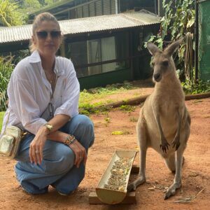 Kelly Pfaff Instagram - Vanavond de 1ste aflevering van Expeditie Gooris Australië 🇦🇺 om 21:45 op Vtm2 …maar hier een beeld dat de uitzending niet heeft gehaald….Sam die danst met de Aboriginals …enjoy 😘😎