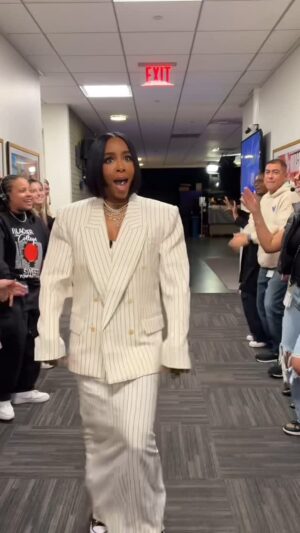 Kelly Rowland Instagram - We love that @kellyrowland is at the Happy Place 😁