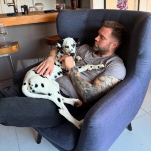 Kerry Ellis Instagram - When you’re conned into getting a puppy… and she’s HUGE after 4 months!!… but still wants to sit on you’re lap….. 🤦🏼‍♂️🤦🏼‍♂️
