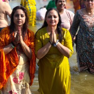 Khushboo Kamal Instagram - May the divine rivers of Kumbh Snan cleanse your heart, filling it with love, gratitude, and divine grace...

#144 साल का संयोग! 

Jai shiv shambhu 🙏 Jai Ganga Maiya🙏

Thank you @abhasinghlawyer for this divine experience😊🫶🙏

#mahakumbh #mela #2025 #prayagraj #uttarpradesh