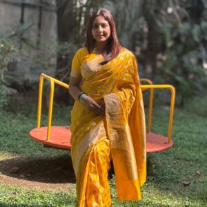 Khushboo Kamal Instagram - Feeling Silky silky in my silk sari💛