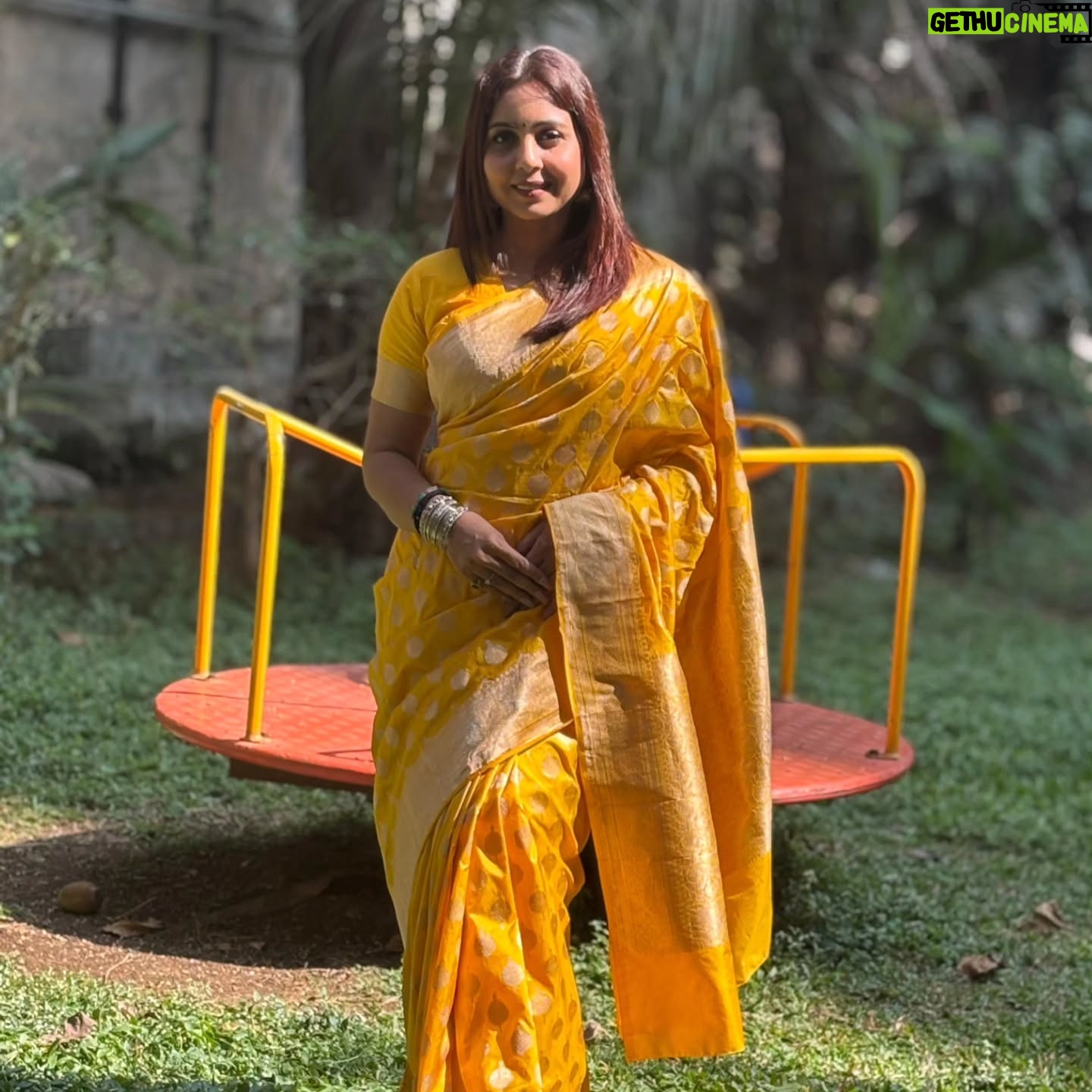 Khushboo Kamal - 11.1K Likes - Feeling Silky silky in my silk sari💛