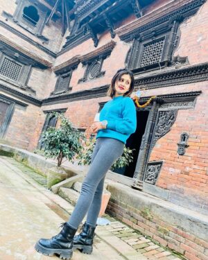 Khushi Bhattarai Instagram - Life is like the moon. Looks good though is alone🤣