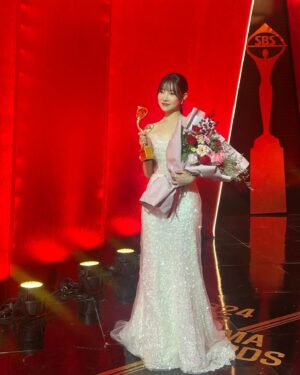 Kim Ah-young Instagram - #SBS연기대상
어렸을 때 이불 속에서 가족들이랑 보던 연말시상식에 앉아 있다는 것만으로도 신기하고 감사했는데.. 생각지도 못한 우수연기상을 주셔서 정말 감사드립니다. 지옥에서 온 판사 현장을 가는 길은 떨리면서도 묘한 즐거움과 신남이 있었어요. 그리고 그 속에서 아롱이로 존재할 수 있어서 많이 행복했습니다. 이 모든 것들은 감독님과 현장스탭분들, 그리고 선배님들 덕분이라는 생각을 절실히 해요. 현장에서 보고 느끼며 배운 것들을 발판으로 삼고 앞으로 더 차곡차곡 성장하는 김아영이 되도록 하겠습니다. 제가 걸어가는 길을 항상 응원해주시는 모든 분들께.. 진심을 다해 감사드립니다🙇🏻‍♀️

그리고 박진표 감독님! 다시한번 감사드사드립니다♡ 
@park_jinpyo 

#20241221 #꿈같던하루 #지옥에서온판사 #아롱아고마워