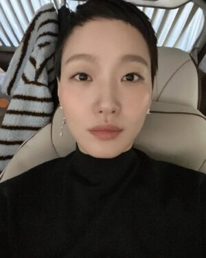 Kim Go-eun Instagram - 2024년 빠이빠이👋🏼
2025년도 잘 부탁해🩵