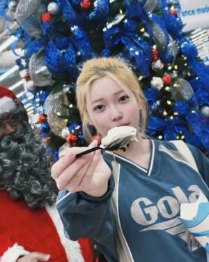 Kim Ha-ram Instagram - 🎄X-MAS D-2🎅