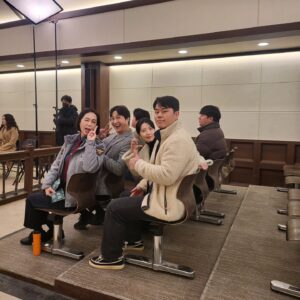 Kim Hye-eun Instagram - 그동안 다리미패밀리를 사랑해주신 시청자 여러분
깊은 감사를 드립니다. (제 눈이 울어서 좀 부어서 개구리같아요.이해부탁드림돠)

새해 복많이 받으세요♡

#다리미패밀리 #서숙향작가 #성준해감독 #서용수감독 #이우경촬영감독