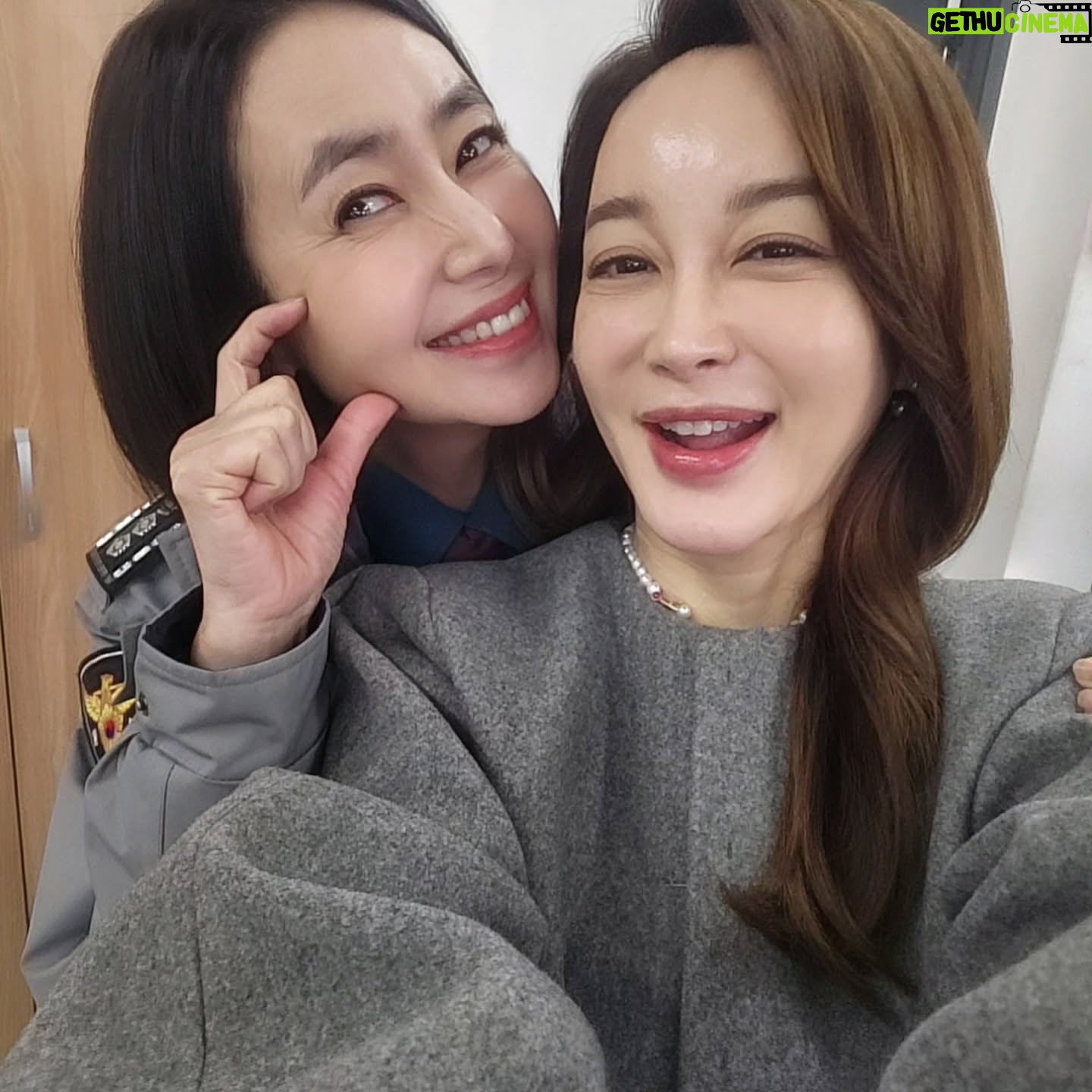 Kim Hye-eun - 15.4K Likes - 그동안 다리미패밀리를 사랑해주신 시청자 여러분
깊은 감사를 드립니다. (제 눈이 울어서 좀 부어서 개구리같아요.이해부탁드림돠)
새해 복많이 받으세요♡
#다리미패밀리 #서숙향작가 #성준해감독 #서용수감독 #이우경촬영감독