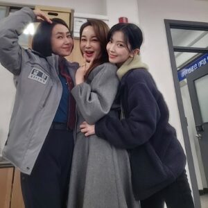 Kim Hye-eun Instagram - 그동안 다리미패밀리를 사랑해주신 시청자 여러분
깊은 감사를 드립니다. (제 눈이 울어서 좀 부어서 개구리같아요.이해부탁드림돠)

새해 복많이 받으세요♡

#다리미패밀리 #서숙향작가 #성준해감독 #서용수감독 #이우경촬영감독