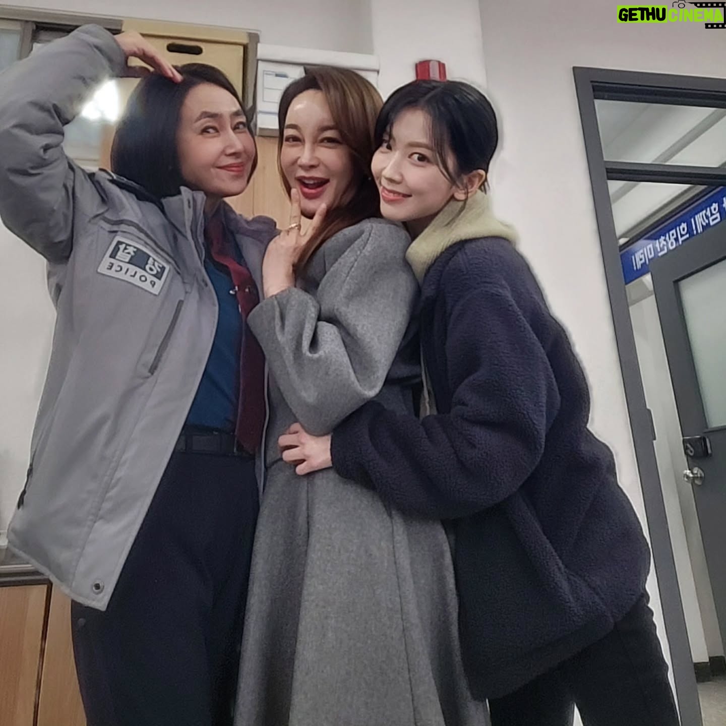 Kim Hye-eun - 15.4K Likes - 그동안 다리미패밀리를 사랑해주신 시청자 여러분
깊은 감사를 드립니다. (제 눈이 울어서 좀 부어서 개구리같아요.이해부탁드림돠)
새해 복많이 받으세요♡
#다리미패밀리 #서숙향작가 #성준해감독 #서용수감독 #이우경촬영감독