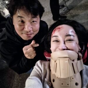 Kim Hye-eun Instagram - 이제는 올릴수 있다.^^
저 교통사고 난 거 방송됐으니 사진올려도 되지요?^^
특수분장해주신 예술투혼 분장팀께 박수를~~^^교통사고났는데 왜 신났냐?^^
연기란 참♡

#조립식가족 #김승호감독님 #김윤창촬영감독님