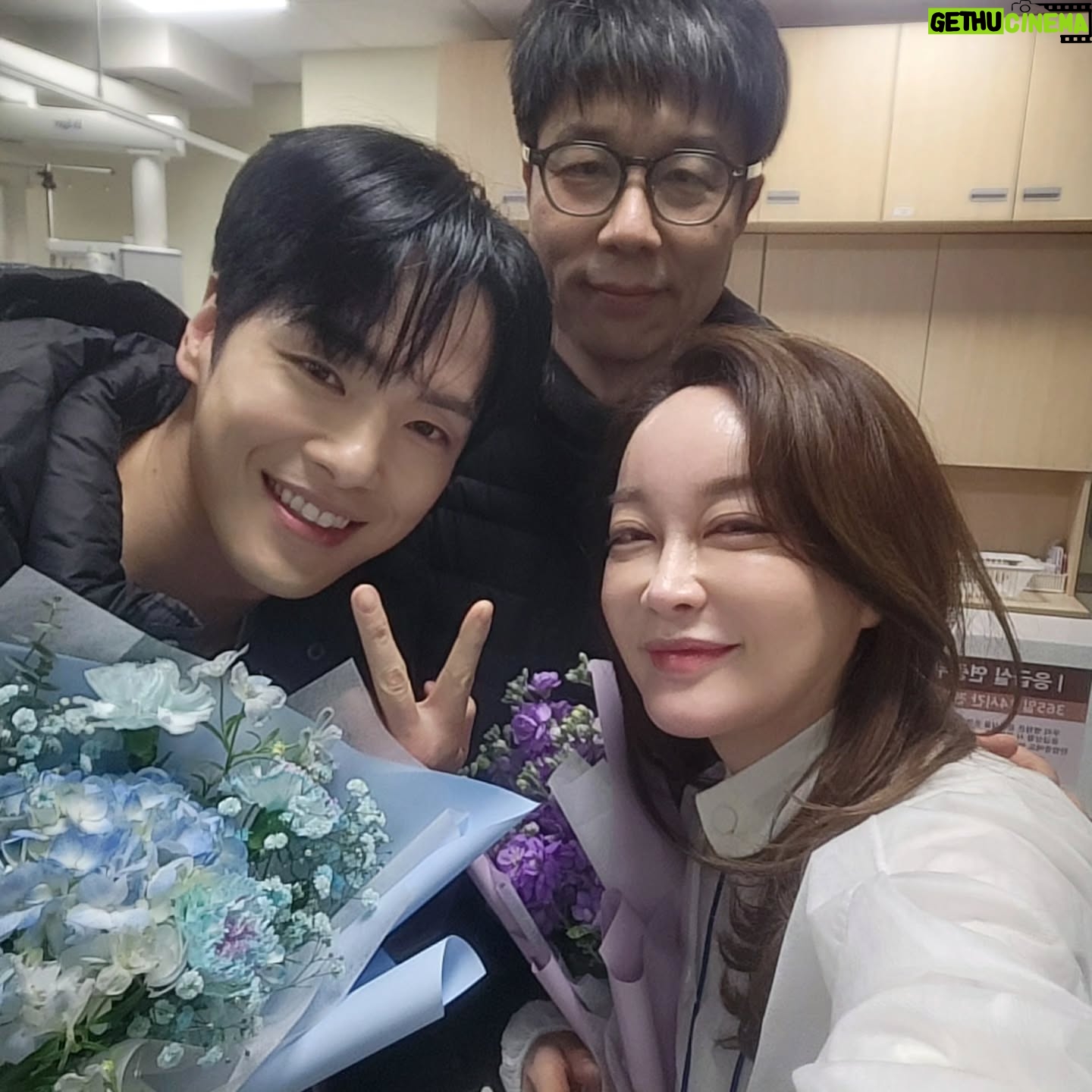 Kim Hye-eun - 15.4K Likes - 그동안 다리미패밀리를 사랑해주신 시청자 여러분
깊은 감사를 드립니다. (제 눈이 울어서 좀 부어서 개구리같아요.이해부탁드림돠)
새해 복많이 받으세요♡
#다리미패밀리 #서숙향작가 #성준해감독 #서용수감독 #이우경촬영감독