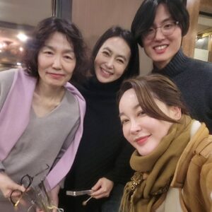 Kim Hye-eun Instagram - 그동안 다리미패밀리를 사랑해주신 시청자 여러분
깊은 감사를 드립니다. (제 눈이 울어서 좀 부어서 개구리같아요.이해부탁드림돠)

새해 복많이 받으세요♡

#다리미패밀리 #서숙향작가 #성준해감독 #서용수감독 #이우경촬영감독