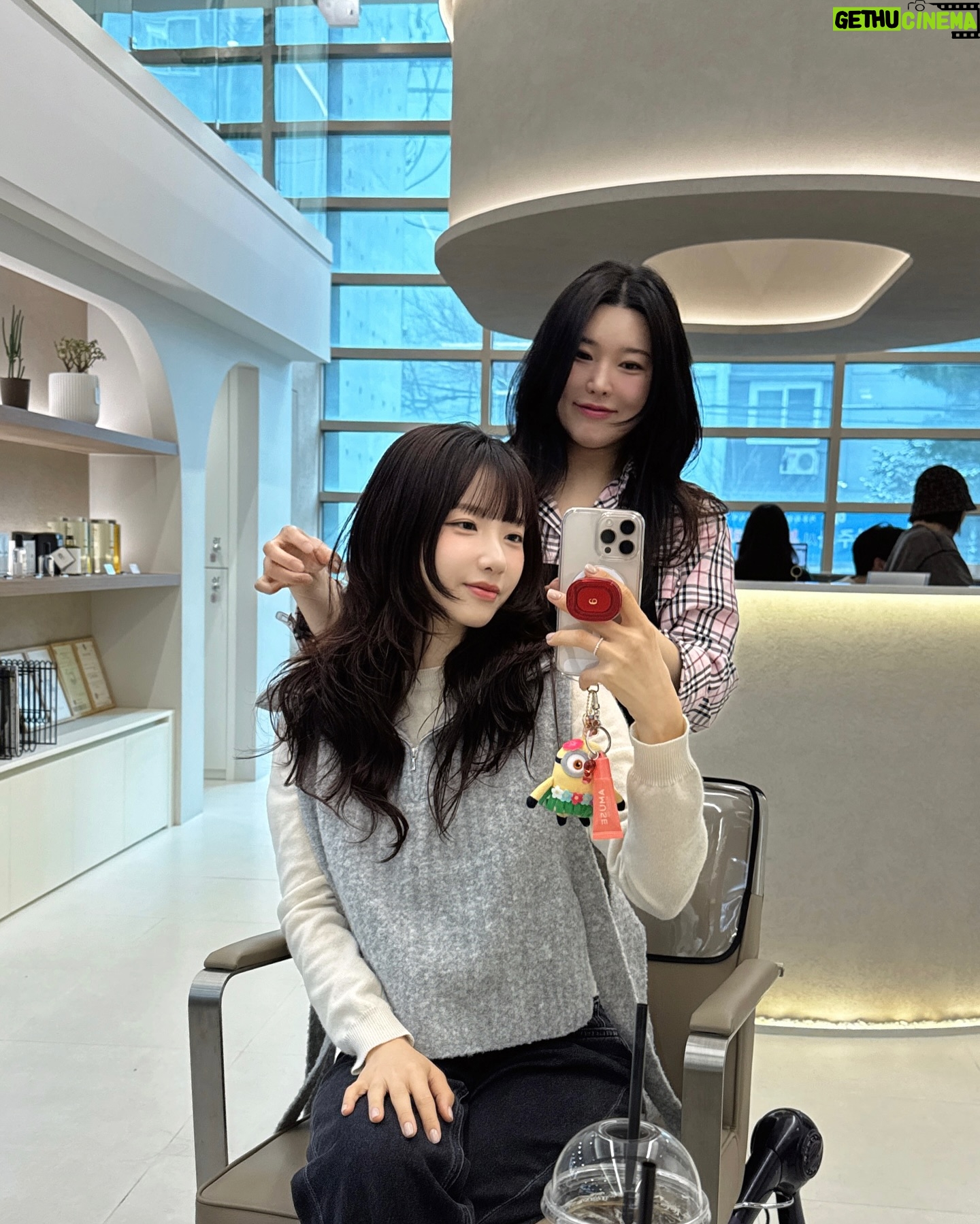 Kim Ji-sook - 1.3K Likes - #히메컷#레이어드펌
지숙언니 커뮌에서 빠마해드리구 ❤️
미팅가시는데 말려만 드리기✨
매달 염색해도 파마도 잘나오는
머리결까지 연예인,,,🫶😡🫶
오랜만에 언니랑✌️ 📸
Hair @hyena_bana
#레이어드컷 #레이어드s컬펌