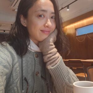 Kim Min-jung Instagram - -
MerryMerry CHRISTMAS 🎄

Don't  hide
감추지않아도 돼
Don't  hide
감추지 않아도 돼
Too shy to stay ,but I hope you stay
말로하긴 좀 부끄럽지만,네가 여기 있어줬으면 해
Don't  hide away
더이상 숨지말고
Come out and play !!
세상밖으로 나와 ,놀자