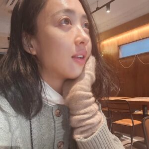 Kim Min-jung Instagram - -
MerryMerry CHRISTMAS 🎄

Don't  hide
감추지않아도 돼
Don't  hide
감추지 않아도 돼
Too shy to stay ,but I hope you stay
말로하긴 좀 부끄럽지만,네가 여기 있어줬으면 해
Don't  hide away
더이상 숨지말고
Come out and play !!
세상밖으로 나와 ,놀자