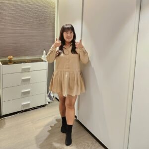 Kim Min-kyoung Instagram - 제가 이사를 했어요~~
그래서 가구를 다 바꿨는데~ 너무 이뻐요^^
오늘 나도 좀 이쁜듯~~ ㅎㅎ
잘살아보자~~~♡♡

#인테리어 #이사 #아르던가구 #협찬