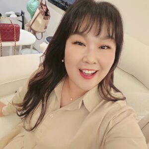 Kim Min-kyoung Instagram - 제가 이사를 했어요~~
그래서 가구를 다 바꿨는데~ 너무 이뻐요^^
오늘 나도 좀 이쁜듯~~ ㅎㅎ
잘살아보자~~~♡♡

#인테리어 #이사 #아르던가구 #협찬