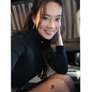 Kim Na-hee Instagram - 강추위가 계속되네요
진짜 오랜만에 엄청 추워요ㅜ.ㅜㅋ
감기 조심하세요😭🩷
하트스타킹이 포인트 히히