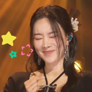 Kim Na-hee Instagram - 저 오늘 출연료 안 받아도돼요...
최애를 만났거든요🩷
저런 딸랑구들 낳고싶다 생각한 아이브🩷
너무 예뿌고 사랑스럽고 
이번 무대도 역시나 너무 좋당😭
그리고 진짜.. 우리예쁜 리센느 
노래 한 번만 들어보세요 헤어나올 수 없음..

내가 사랑한 소녀들...🙊🩷 ㅋㅋㅋ
이모의 행복한 방송국 나들이 끄읕!

아차차 김나희의 깍지가 최고중의 최고랍니다. 
호호 ㅋㅋㅋㅋㅋ
...그런데
엔딩포즈는 왜 때문에 반드시 해야하죠..?
혹시라도 내 친구들이 본다 생각하니
웃음이 터져벌임 헤헷..ㅋㅋㅋㅋㅋ