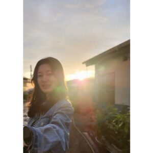 Kim Su-in Instagram - 수인♡
.
.붙잡고 싶은 가을 🍁~
.
.
.
.
.
#김수인
#오랜만
#가을
#석양이너무이쁜요즘
#감기조심하세요~😷🙏