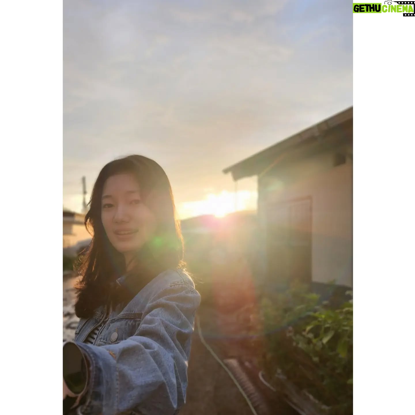 Kim Su-in - 7.3K Likes - 수인♡
.
.붙잡고 싶은 가을 🍁~
.
.
.
.
.
#김수인
#오랜만
#가을
#석양이너무이쁜요즘
#감기조심하세요~😷🙏