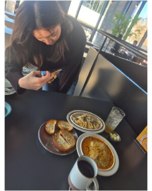 Kim Su-in Instagram - 수인♡
.
.
.치과검진겸  용인 나들이~
.이제 교정 마무리~
.얼마 안남았네~
.
.용인에는 좋은곳 이쁜곳이 많으네요😁
.시간 여유가 많이 남아 맛있는거도 먹고
.둘이 간만에 가진시간
.역시 마주하는 시간이 길어지면 투닥거리다 마무리 ^^;;
.
.
.
.
#용인쥬니어치과 @yi_junior
.
#김수인
#용인
#투명교정
#인비절라인퍼스트
#인비절라인
#주니어교정 #어린이교정
#주니어투명교정  #어린이투명교정
#용인교정