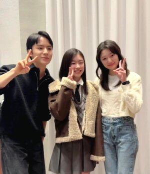 Kim Su-in Instagram - .수인♡
.
.
.
.오랜만에  우진이와 소이 🥰  반가웠어~💜
.검은수녀들  시사회
.
.
.
#검은수녀들
#멋진우진이
#대박나길
#너무재미있어요
#흥해라